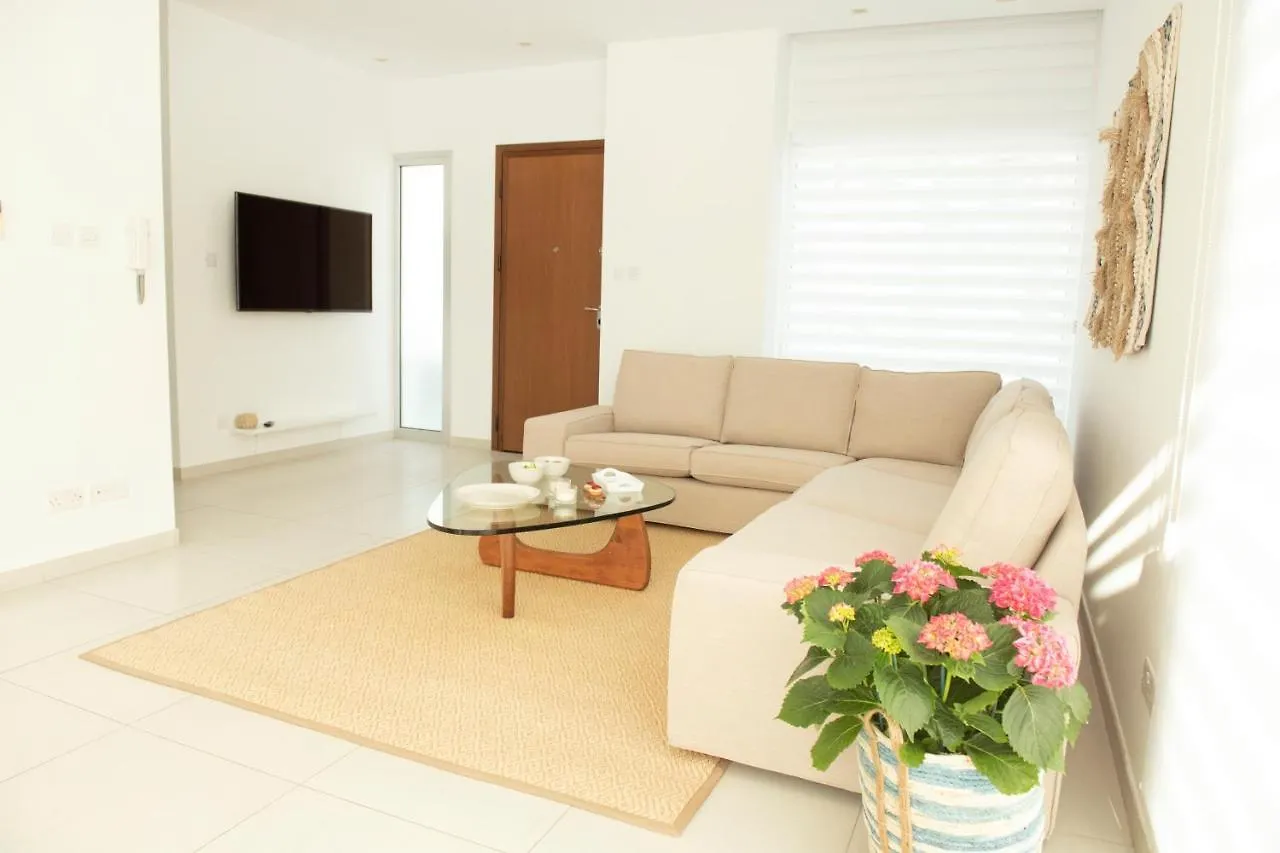 Touch Blue Residences لارنكا فيلة