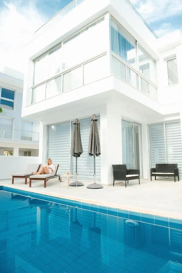 Touch Blue Residences لارنكا فيلة