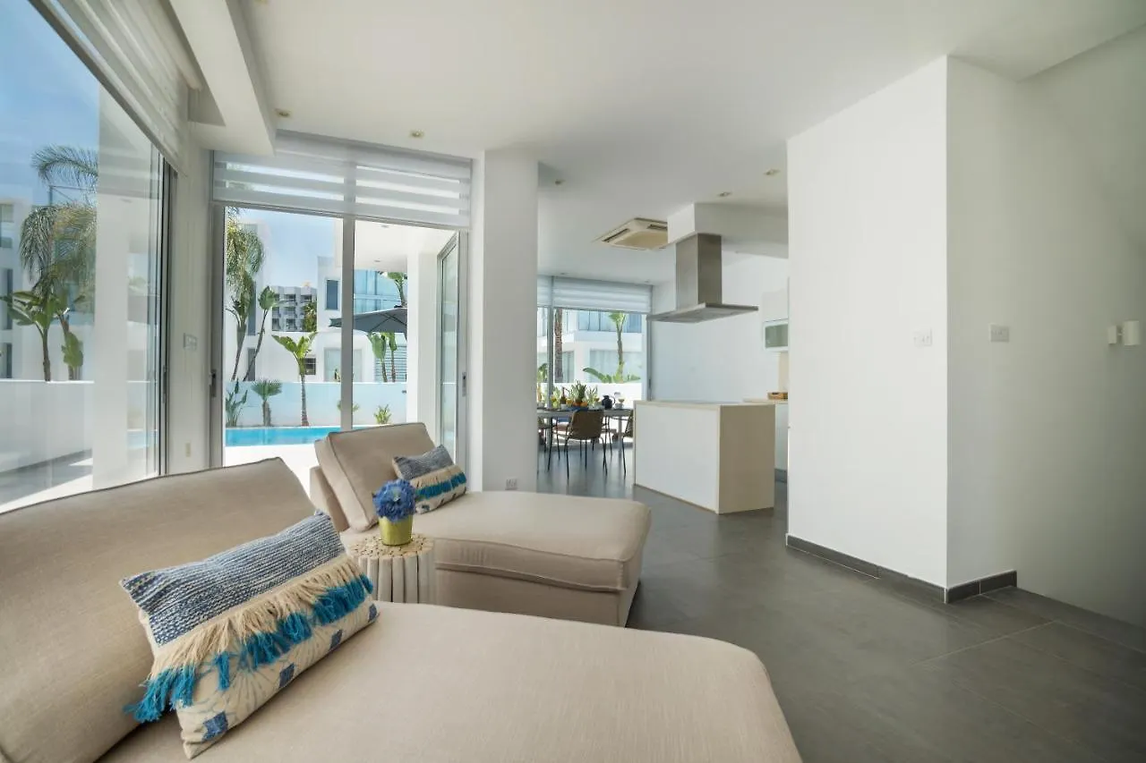 Touch Blue Residences لارنكا فيلة